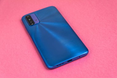 Renkli arkaplan üzerinde yeni cep telefonu