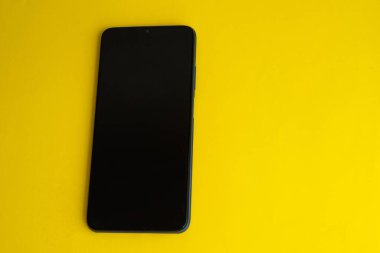 Renkli arkaplan üzerinde yeni cep telefonu