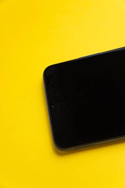 Renkli arkaplan üzerinde yeni cep telefonu