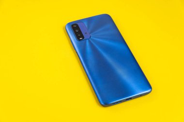 Renkli arkaplan üzerinde yeni cep telefonu