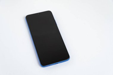 Beyaz arkaplan üzerinde yeni cep telefonu