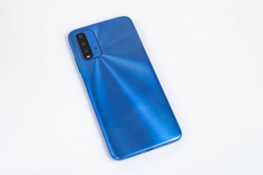 Beyaz arkaplan üzerinde yeni cep telefonu