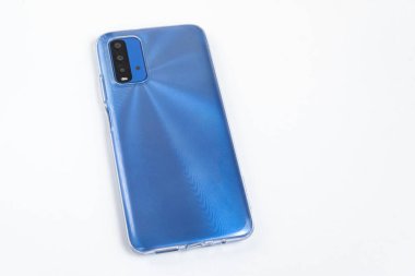 Beyaz arkaplan üzerinde yeni cep telefonu
