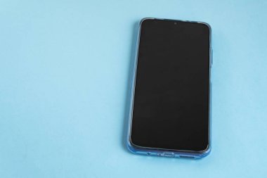 Renkli arkaplan üzerinde yeni cep telefonu