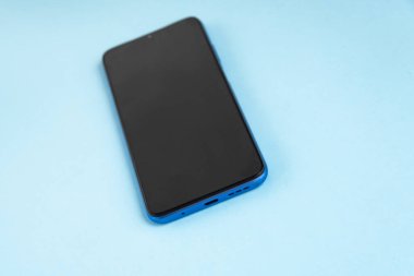 Renkli arkaplan üzerinde yeni cep telefonu