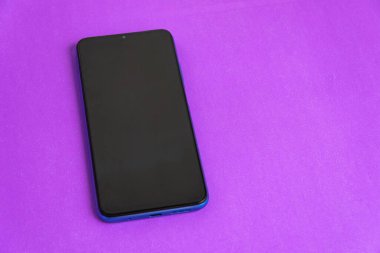 Renkli arkaplan üzerinde yeni cep telefonu