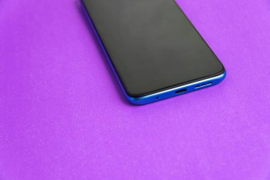 Renkli arkaplan üzerinde yeni cep telefonu