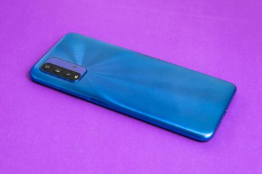 Renkli arkaplan üzerinde yeni cep telefonu