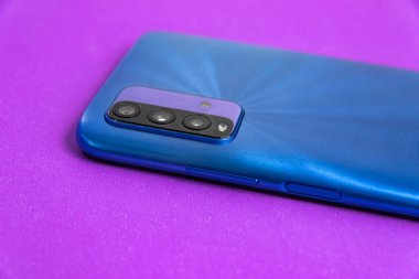 Renkli arkaplan üzerinde yeni cep telefonu