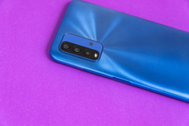 Renkli arkaplan üzerinde yeni cep telefonu