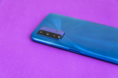 Renkli arkaplan üzerinde yeni cep telefonu
