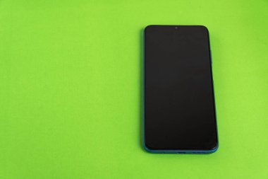 Renkli arkaplan üzerinde yeni cep telefonu
