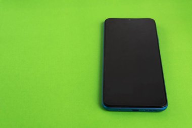 Renkli arkaplan üzerinde yeni cep telefonu