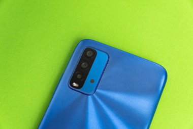 Renkli arkaplan üzerinde yeni cep telefonu