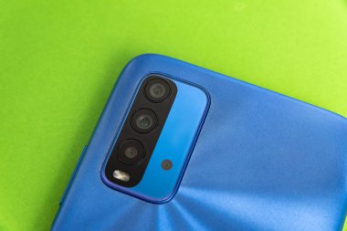 Renkli arkaplan üzerinde yeni cep telefonu