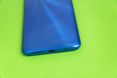 Renkli arkaplan üzerinde yeni cep telefonu