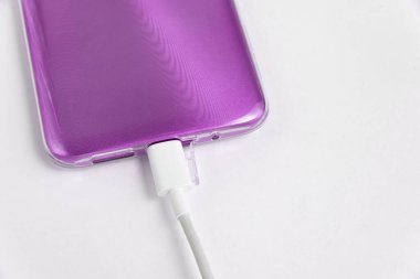 Mor cep telefonu USB kablo tipi C 'ye bağlandı - şarj ediliyor