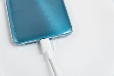 Mavi cep telefonu USB kablo tipi C 'ye bağlanıyor - şarj ediliyor