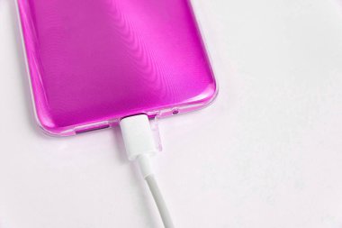 Pembe cep telefonu USB kablo tipi C 'ye bağlandı - şarj ediliyor