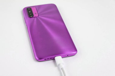 Mor cep telefonu USB kablo tipi C 'ye bağlandı - şarj ediliyor