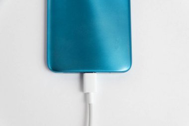 Mavi cep telefonu USB kablo tipi C 'ye bağlanıyor - şarj ediliyor