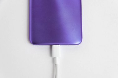 Mor cep telefonu USB kablo tipi C 'ye bağlandı - şarj ediliyor