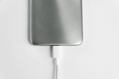 Gri cep telefonu USB kablo tipi C 'ye bağlanıyor - şarj ediliyor
