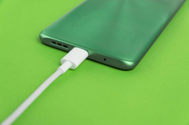 USB kablo tipi C 'ye bağlı yeşil cep telefonu - şarj ediliyor