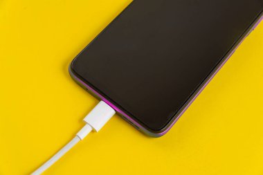 Pembe cep telefonu USB kablo tipi C 'ye bağlandı - şarj ediliyor