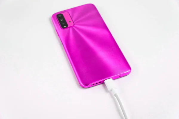 Różowy Telefon Komórkowy Podłączony Kabla Usb Typu Ładowanie — Zdjęcie stockowe