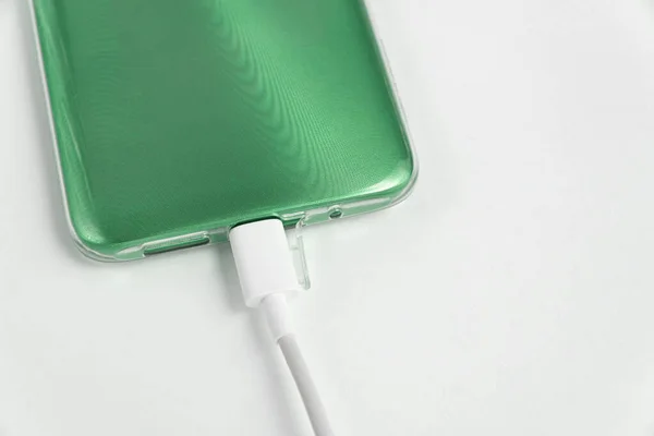 Grön Mobiltelefon Ansluten Till Usb Kabel Typ Laddning — Stockfoto