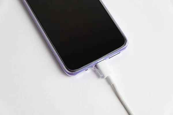 Mor cep telefonu USB kablo tipi C 'ye bağlandı - şarj ediliyor