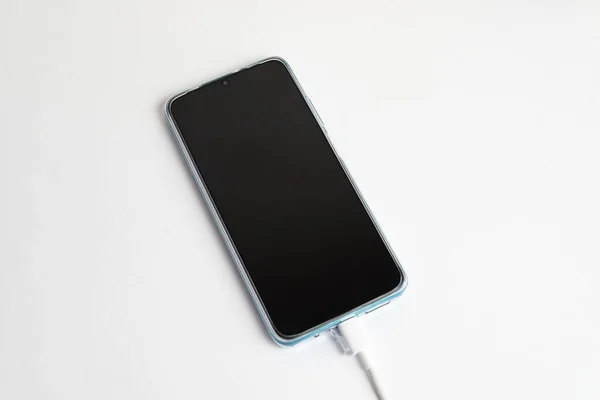Blå Mobiltelefon Ansluten Till Usb Kabel Typ Laddning — Stockfoto