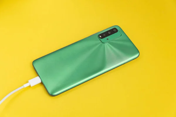 Zöld Mobiltelefon Csatlakoztatva Usb Kábel Típus Töltés — Stock Fotó
