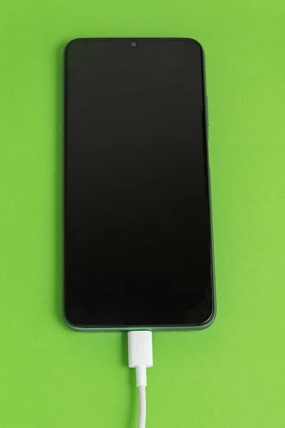 Zielony Telefon Komórkowy Podłączony Kabla Usb Typu Ładowanie — Zdjęcie stockowe