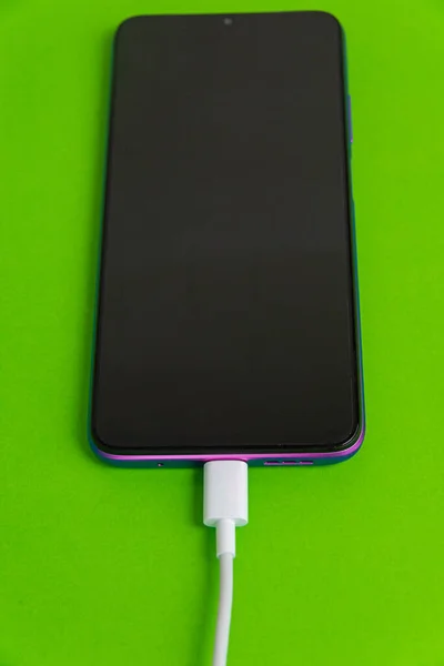 Teléfono Celular Rosa Conectado Cable Usb Tipo Carga — Foto de Stock
