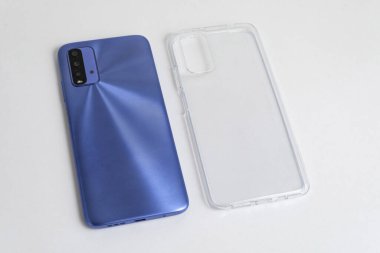 İzole edilmiş beyaz arkaplan üzerinde şeffaf kapaklı yeni cep telefonu