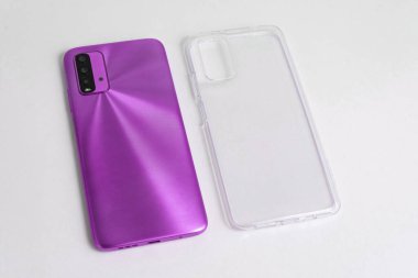 İzole edilmiş beyaz arkaplan üzerinde şeffaf kapaklı yeni cep telefonu