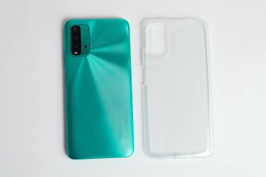İzole edilmiş beyaz arkaplan üzerinde şeffaf kapaklı yeni cep telefonu