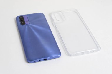 İzole edilmiş beyaz arkaplan üzerinde şeffaf kapaklı yeni cep telefonu
