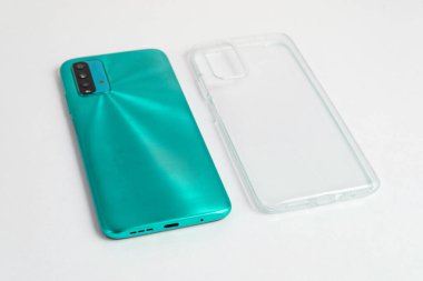 İzole edilmiş beyaz arkaplan üzerinde şeffaf kapaklı yeni cep telefonu