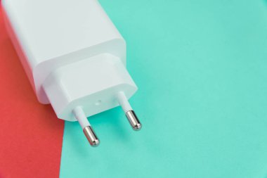 Şarj aleti ve USB kablo tipi C pembe ve mavi arkaplan üzerinde