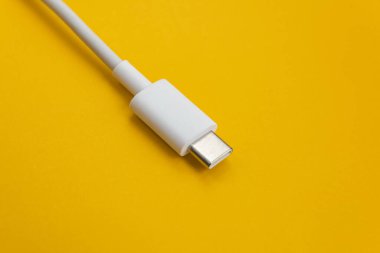 Turuncu arkaplan üzerinde USB kablo tipi C