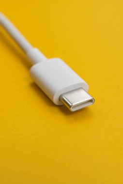 Turuncu arkaplan üzerinde USB kablo tipi C