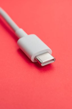 Turuncu arkaplan üzerinde USB kablo tipi C