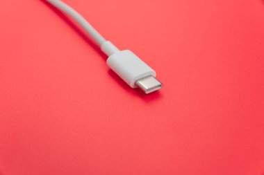 Turuncu arkaplan üzerinde USB kablo tipi C