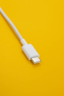Turuncu arkaplan üzerinde USB kablo tipi C