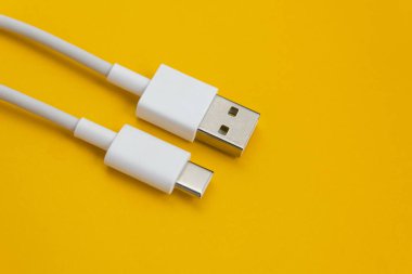 Turuncu arkaplan üzerinde USB kablo tipi C