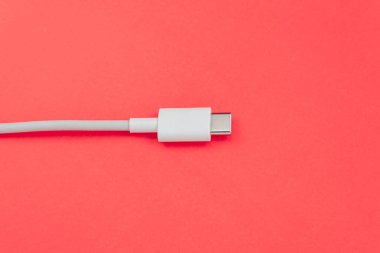 Turuncu arkaplan üzerinde USB kablo tipi C