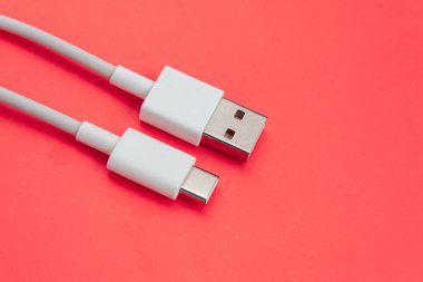 Turuncu arkaplan üzerinde USB kablo tipi C
